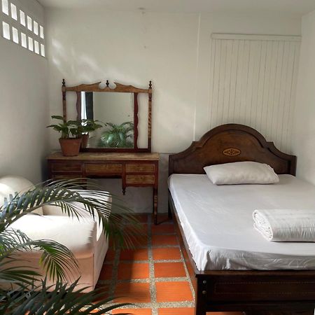 Hostal Casa Las Tias Медельин Экстерьер фото