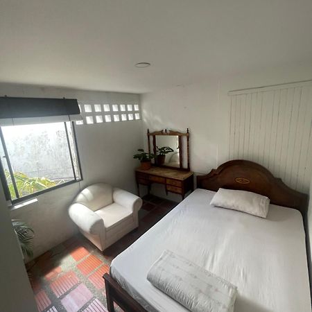 Hostal Casa Las Tias Медельин Экстерьер фото