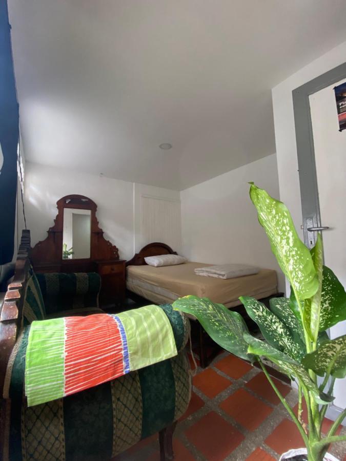 Hostal Casa Las Tias Медельин Экстерьер фото