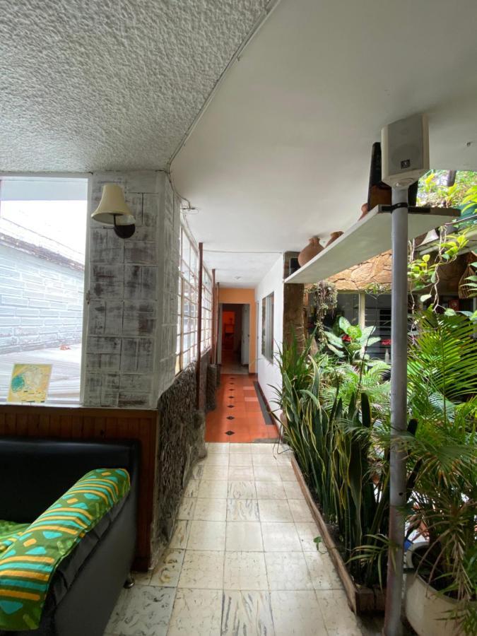 Hostal Casa Las Tias Медельин Экстерьер фото
