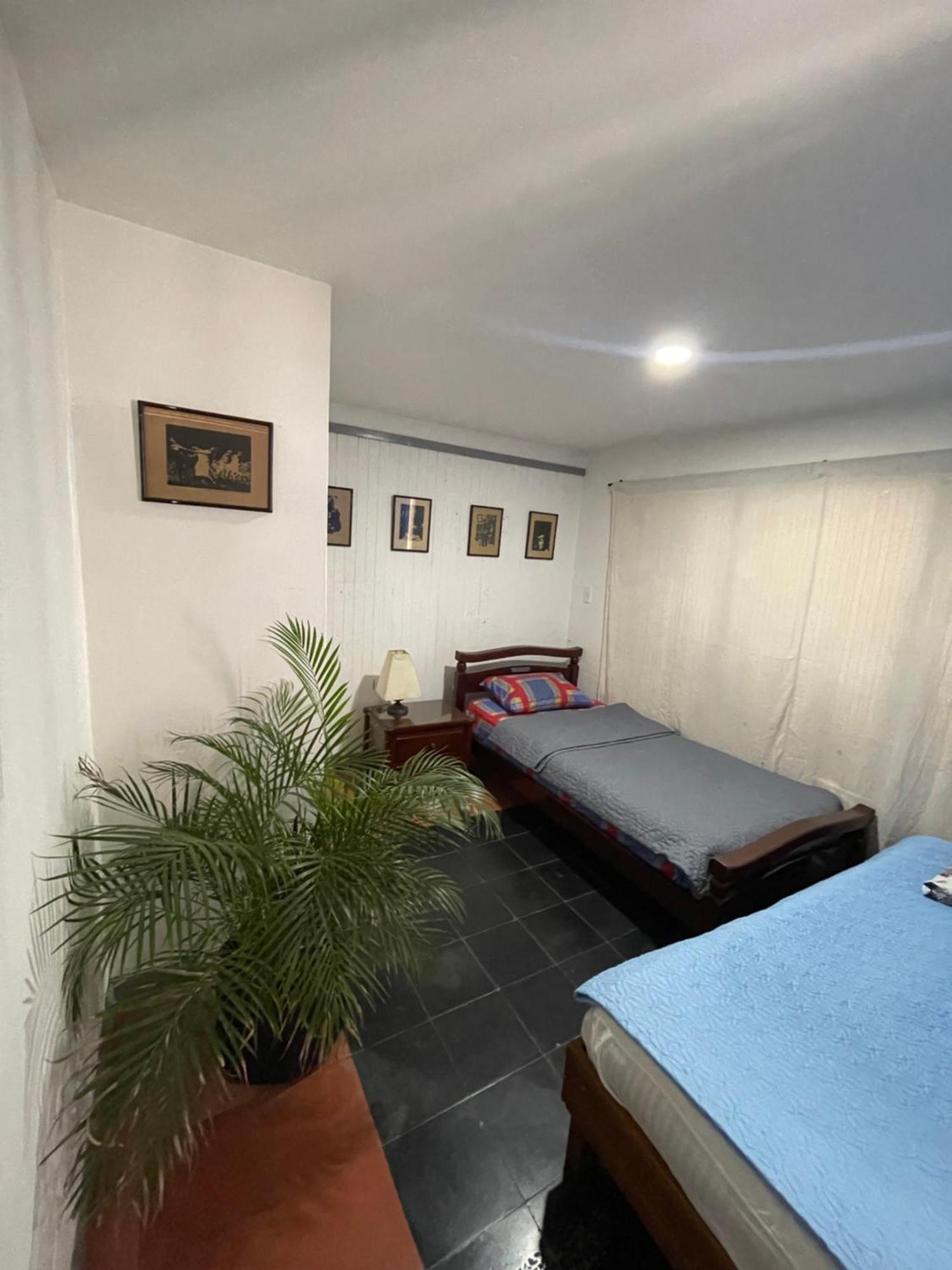 Hostal Casa Las Tias Медельин Экстерьер фото